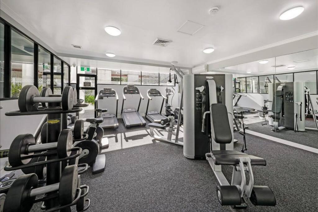 Chic 2 BR Apt with Parking & Darling Harbour-10mins walk