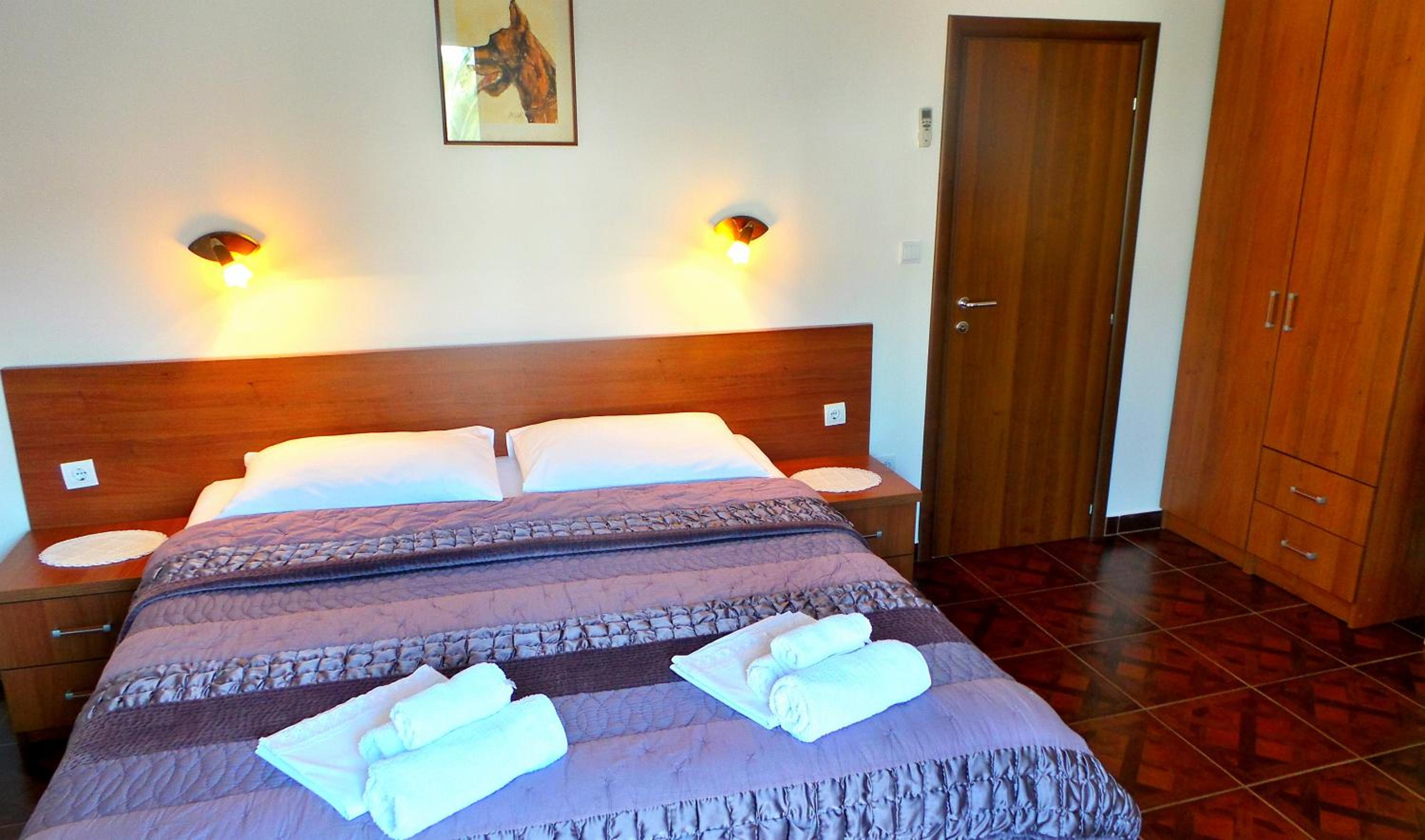 El Mar Apartments