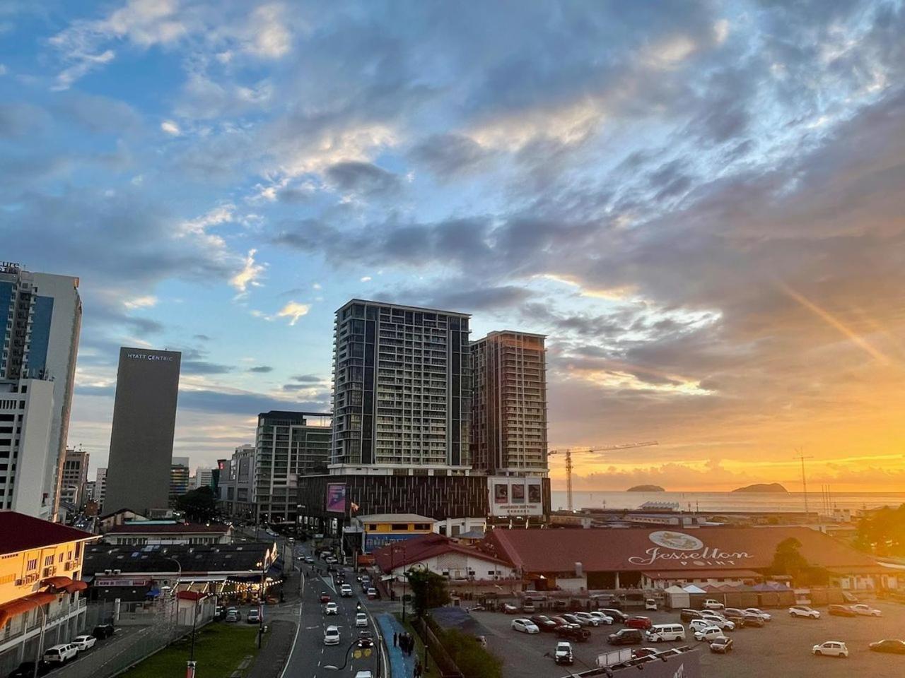 Jesselton Quay Sea & Pool View for 6 PAX photo 7