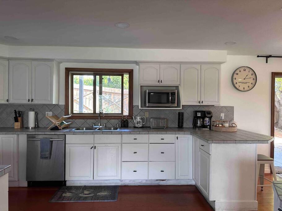 30 PCT OFF!! Limited Time! Malibu Ocean View Villa with Hot Tub, Mins to Beach Hiking Trails, Coastal Lifestyle - Property Image 45