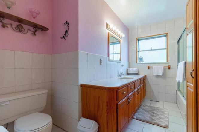 Surrey Vacations - Guildford Holiday Home - Near Surrey Mall - Property Image 9