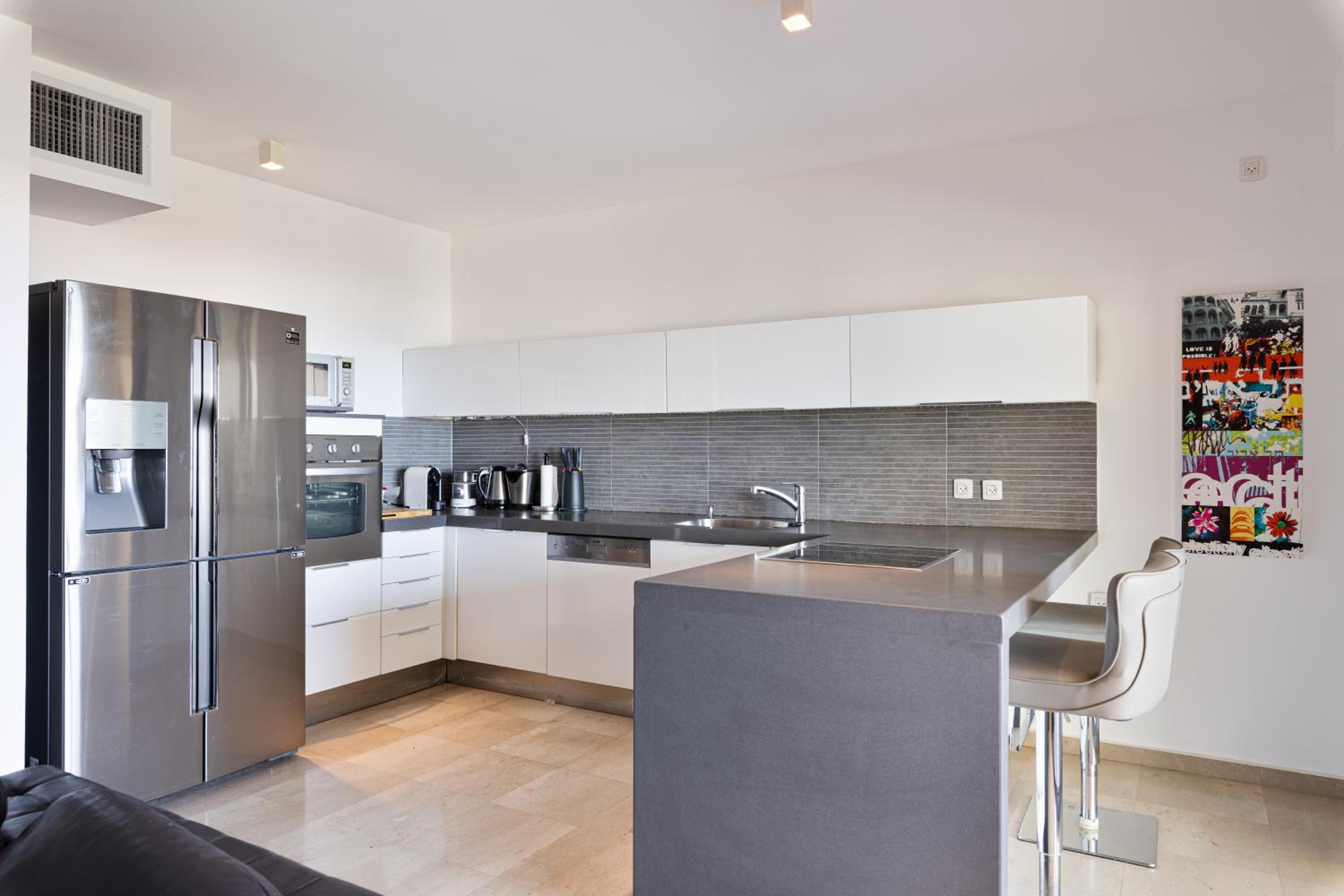 Modern Sea View Apartment view 3