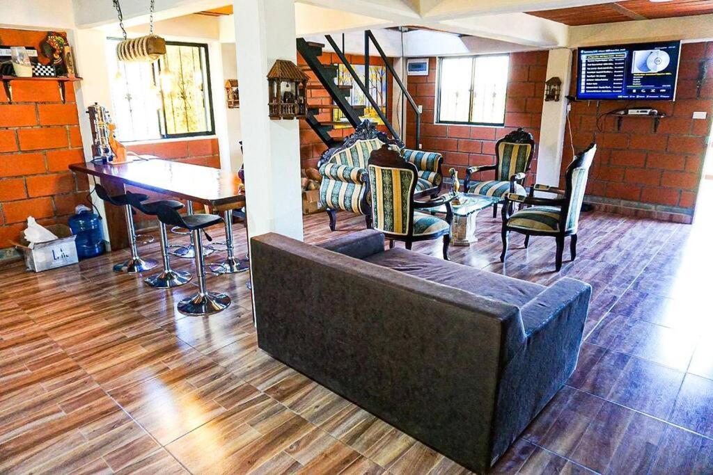 Retro Finca Urrao - Peaceful Avocado Farm Retreat