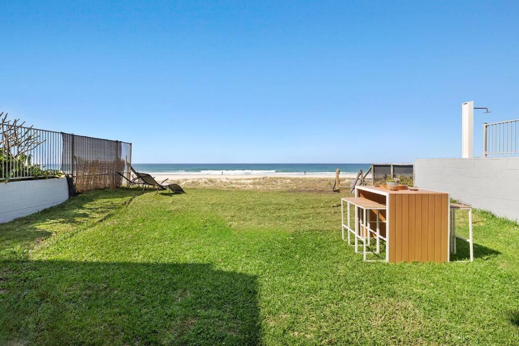 Absolute Beachfront Sleeps 10 Secure Carparks