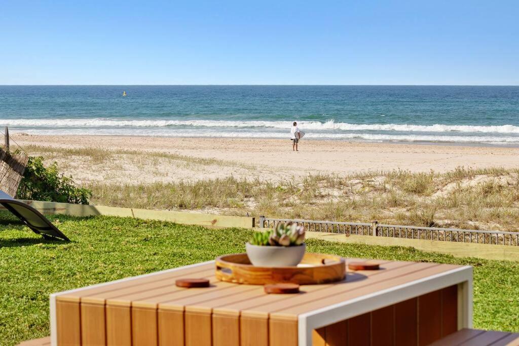 Absolute Beachfront Sleeps 10 Secure Carparks