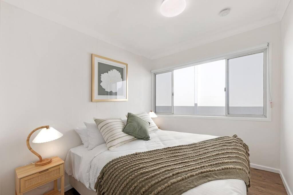 Absolute Beachfront Sleeps 10 Secure Carparks