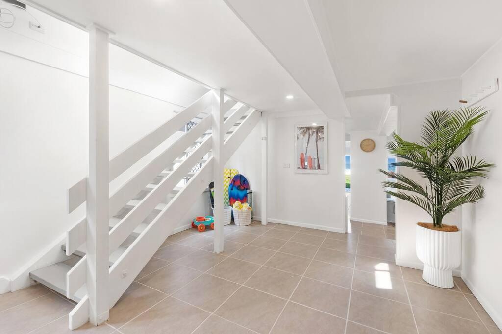 Absolute Beachfront Sleeps 10 Secure Carparks