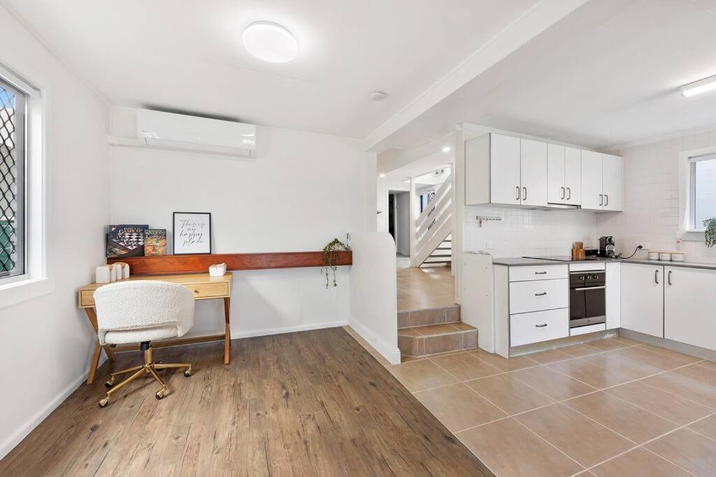 Absolute Beachfront Sleeps 10 Secure Carparks