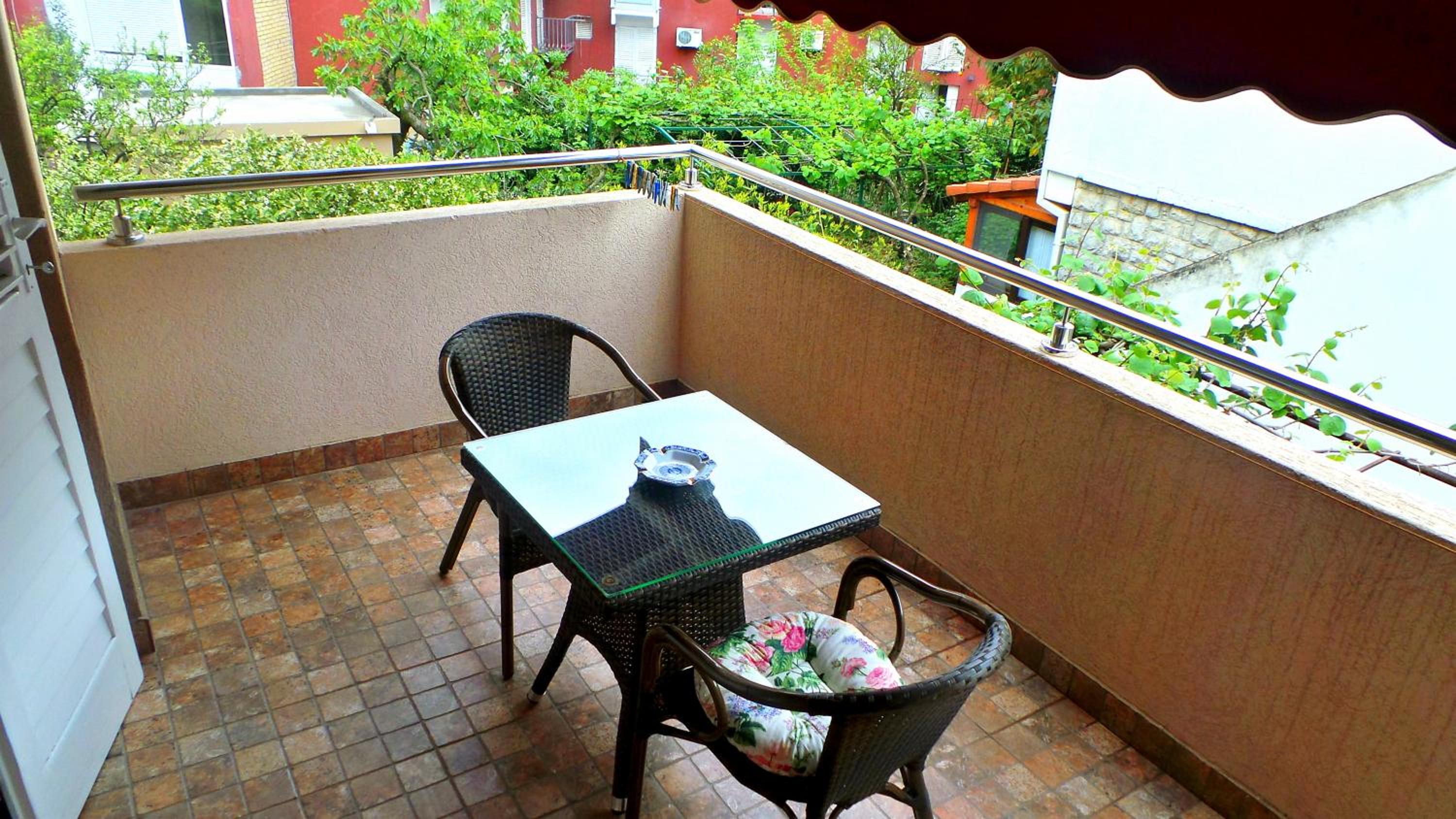 El Mar Apartments