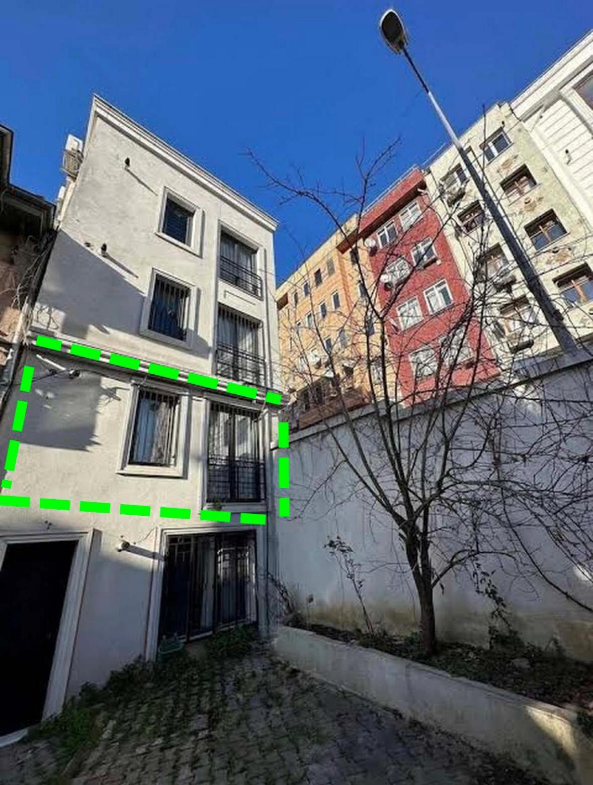 Charming Semi-Basement Apartment Steps from Taksim Square No 1