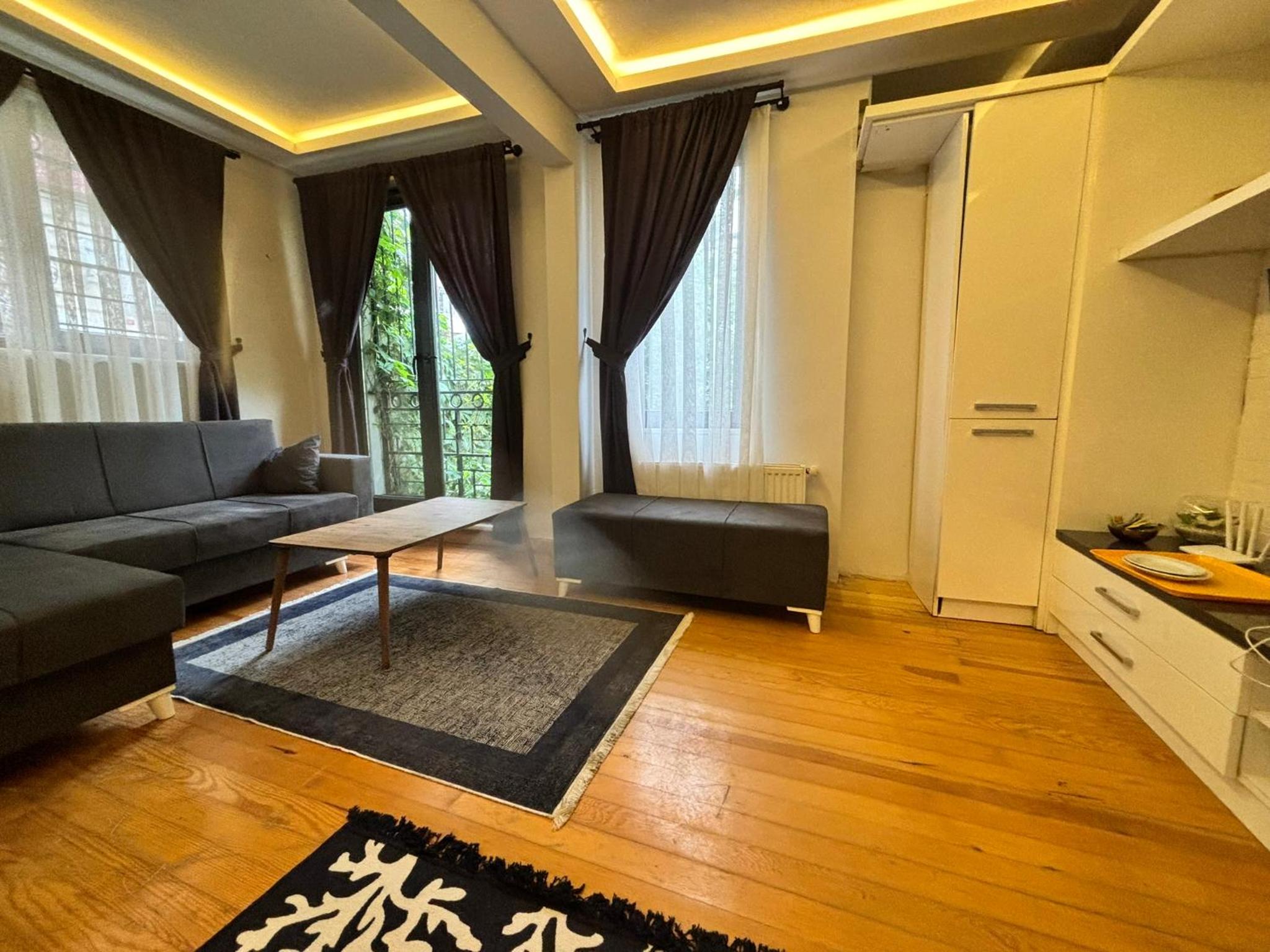 Charming Semi-Basement Apartment Steps from Taksim Square No 1