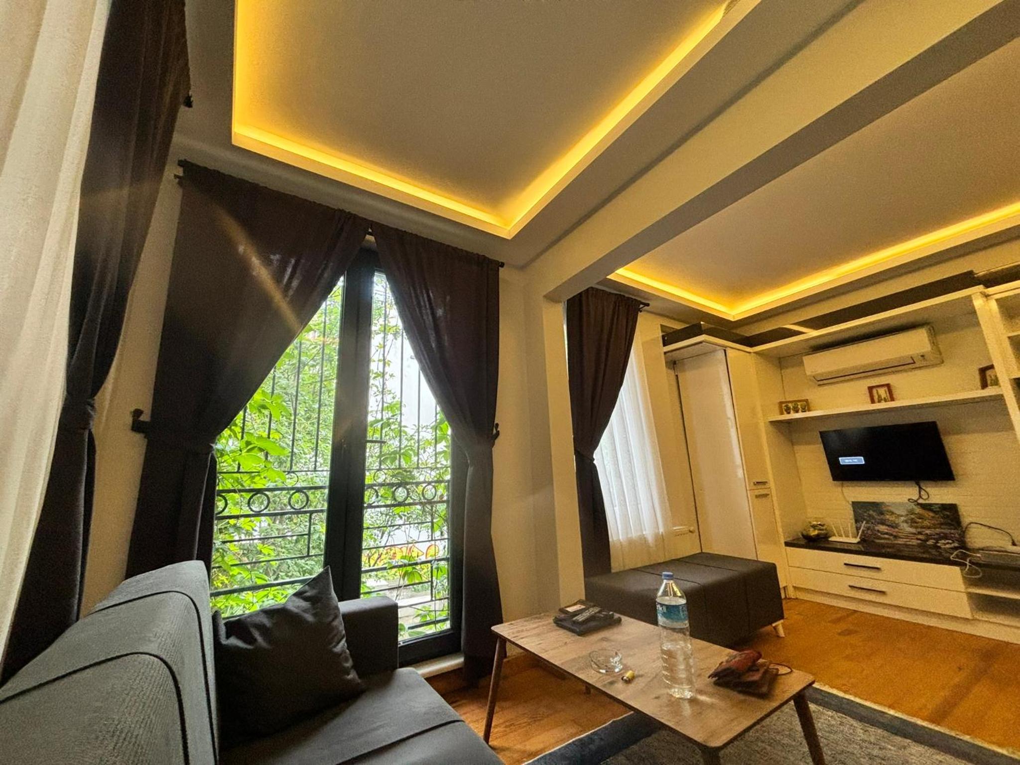 Charming Semi-Basement Apartment Steps from Taksim Square No 1
