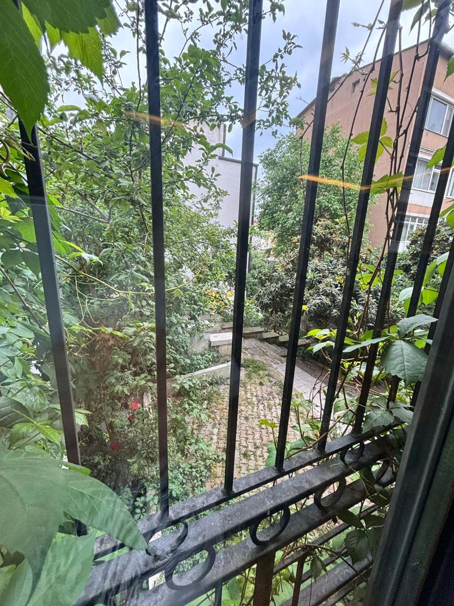 Charming Semi-Basement Apartment Steps from Taksim Square No 1