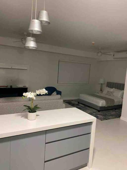 Comfy studio Via Braemar view 4