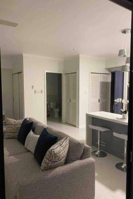 Comfy studio Via Braemar view 5