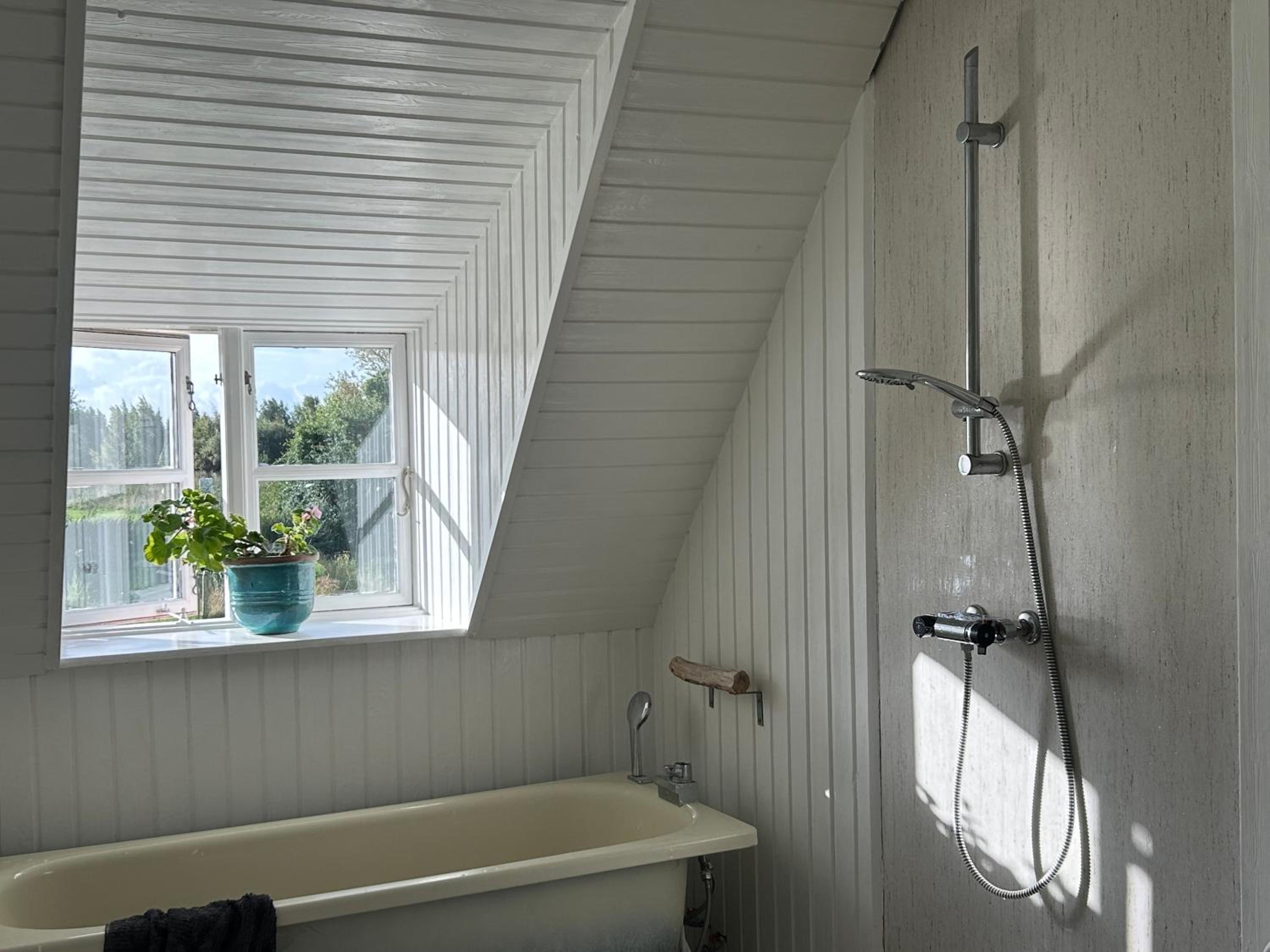 Strandgården på Skarø med færge fra Svendborg