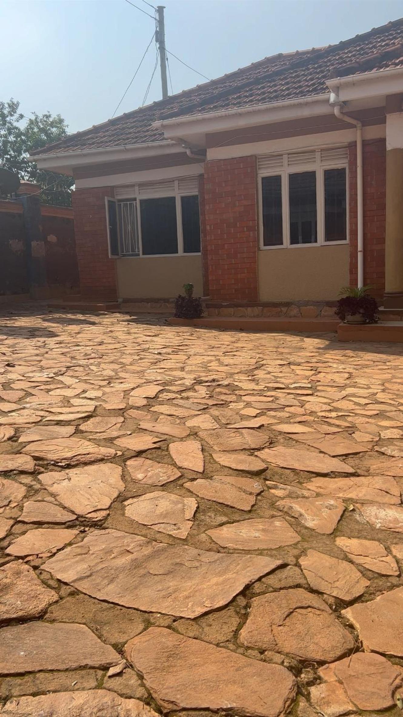 Nice private 3 bedroom holiday home Entebbe Road view 2