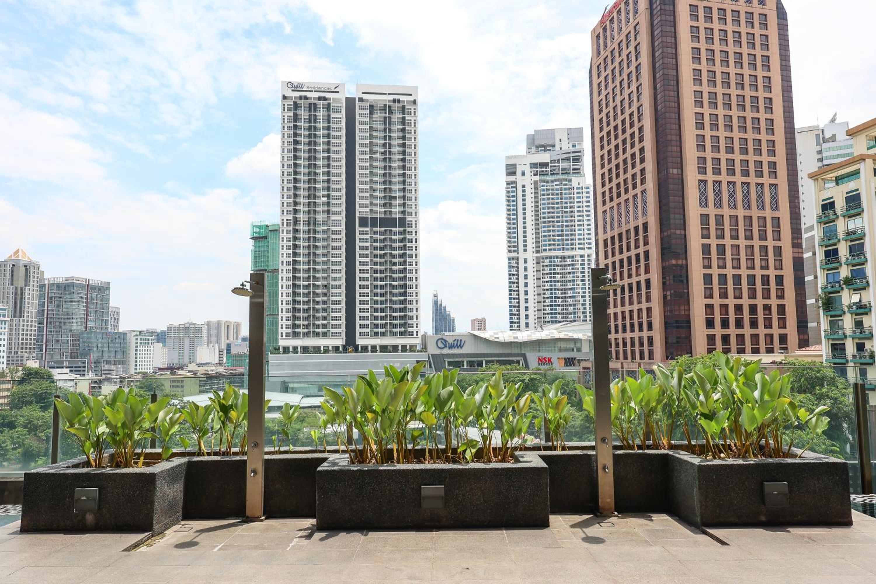 双子塔附近 高级泳池 二床 可住四人 大床