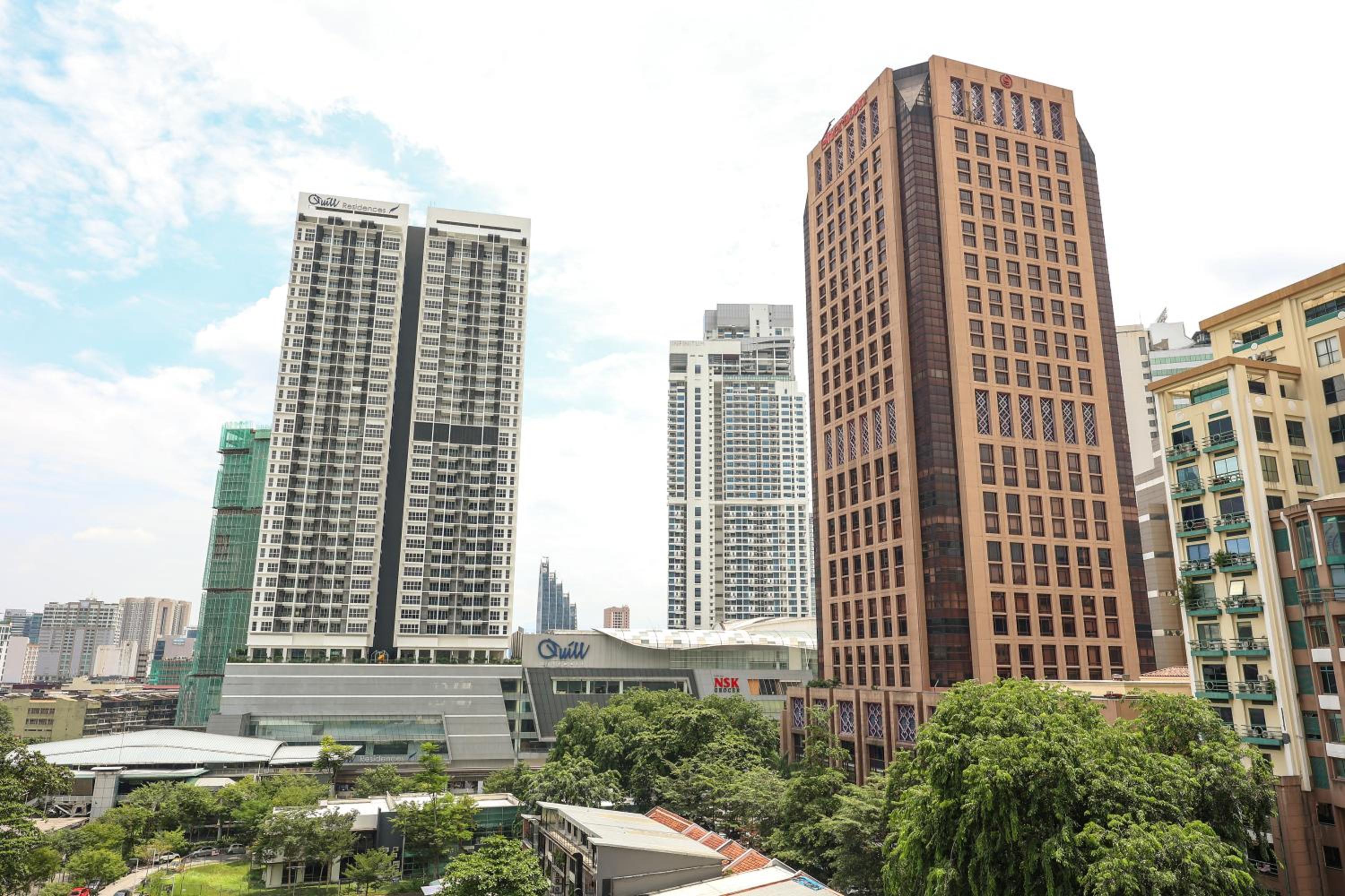 双子塔附近 高级泳池 二床 可住四人 大床