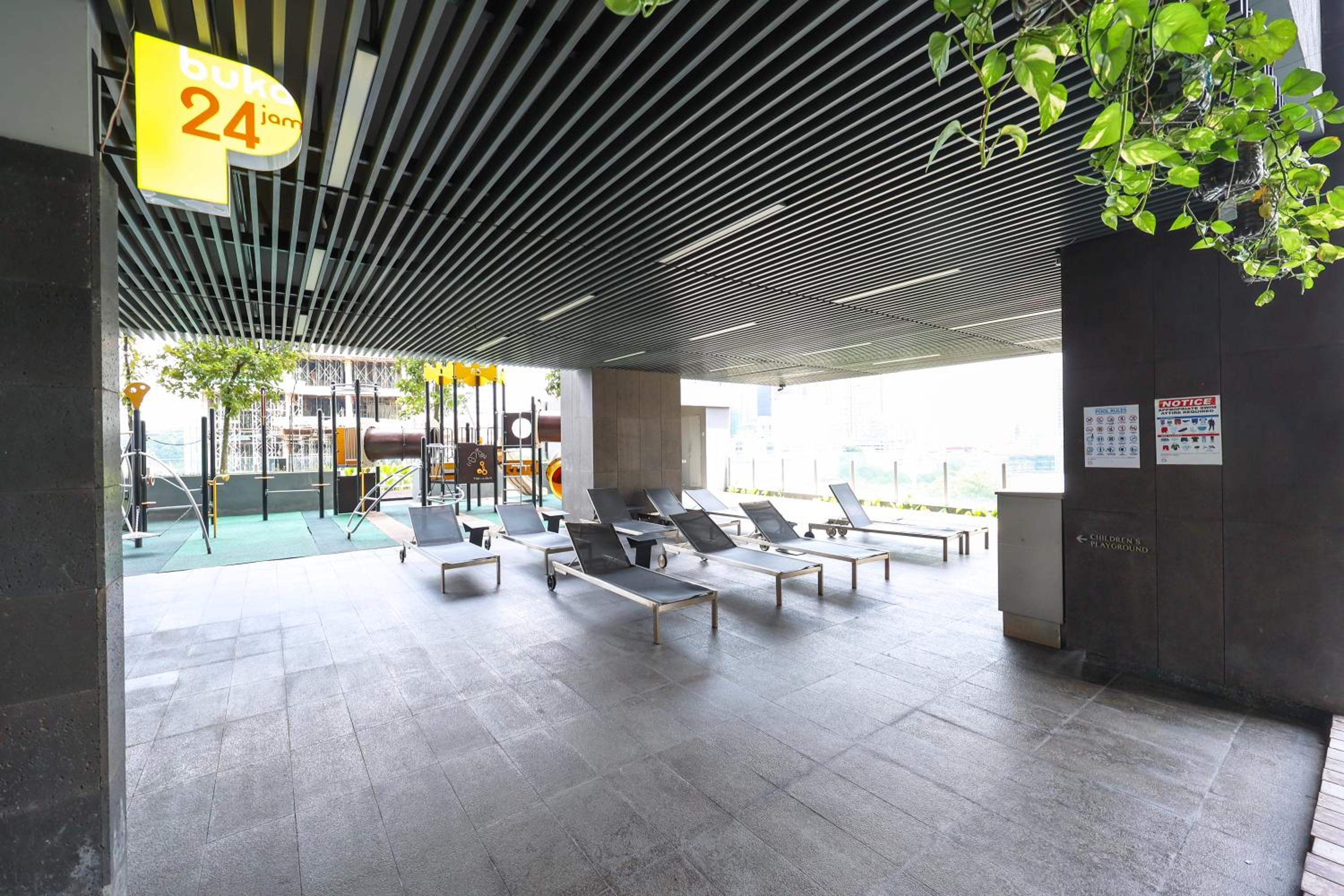 双子塔附近 高级泳池 二床 可住四人 大床