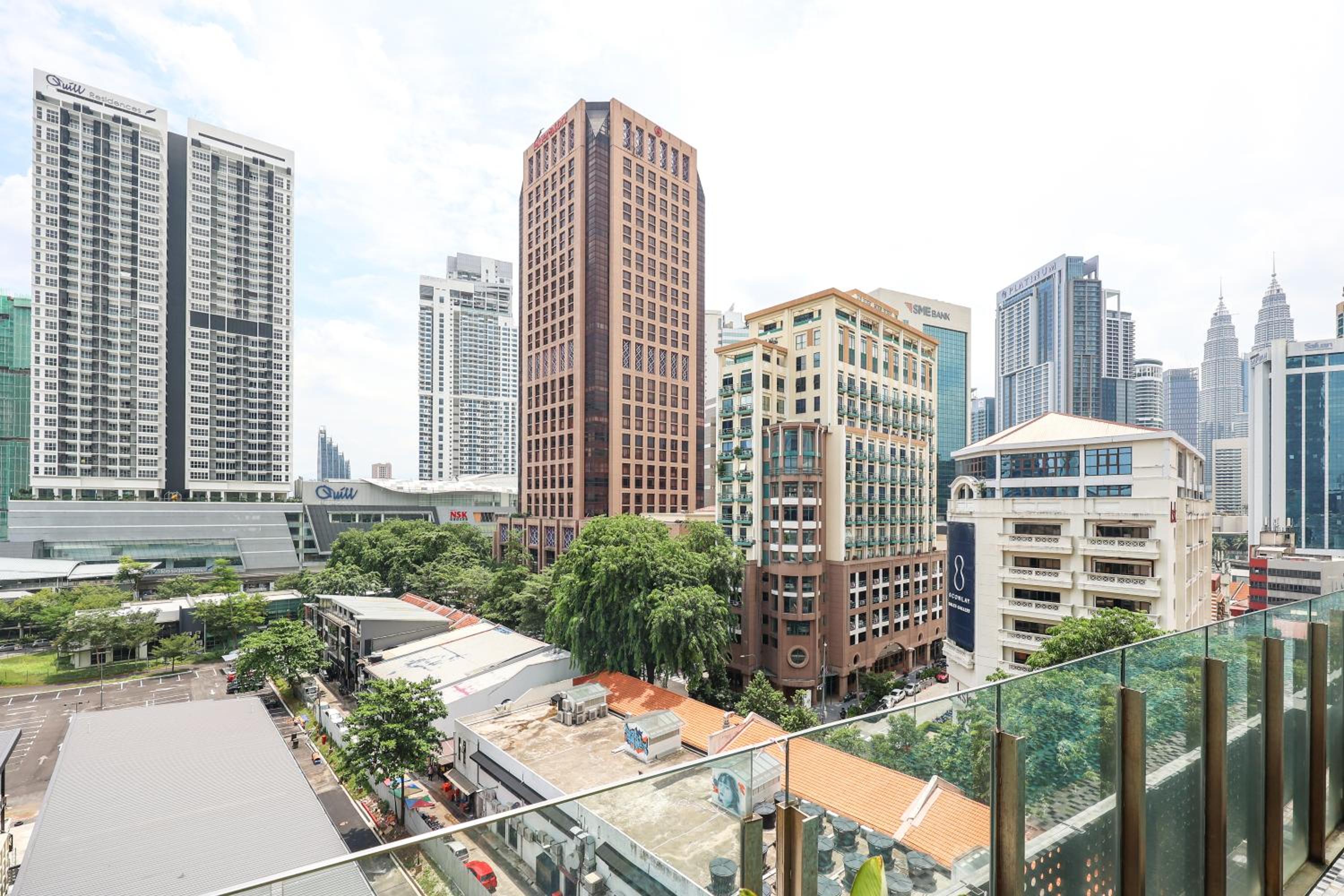 双子塔附近 高级泳池 二床 可住四人 大床