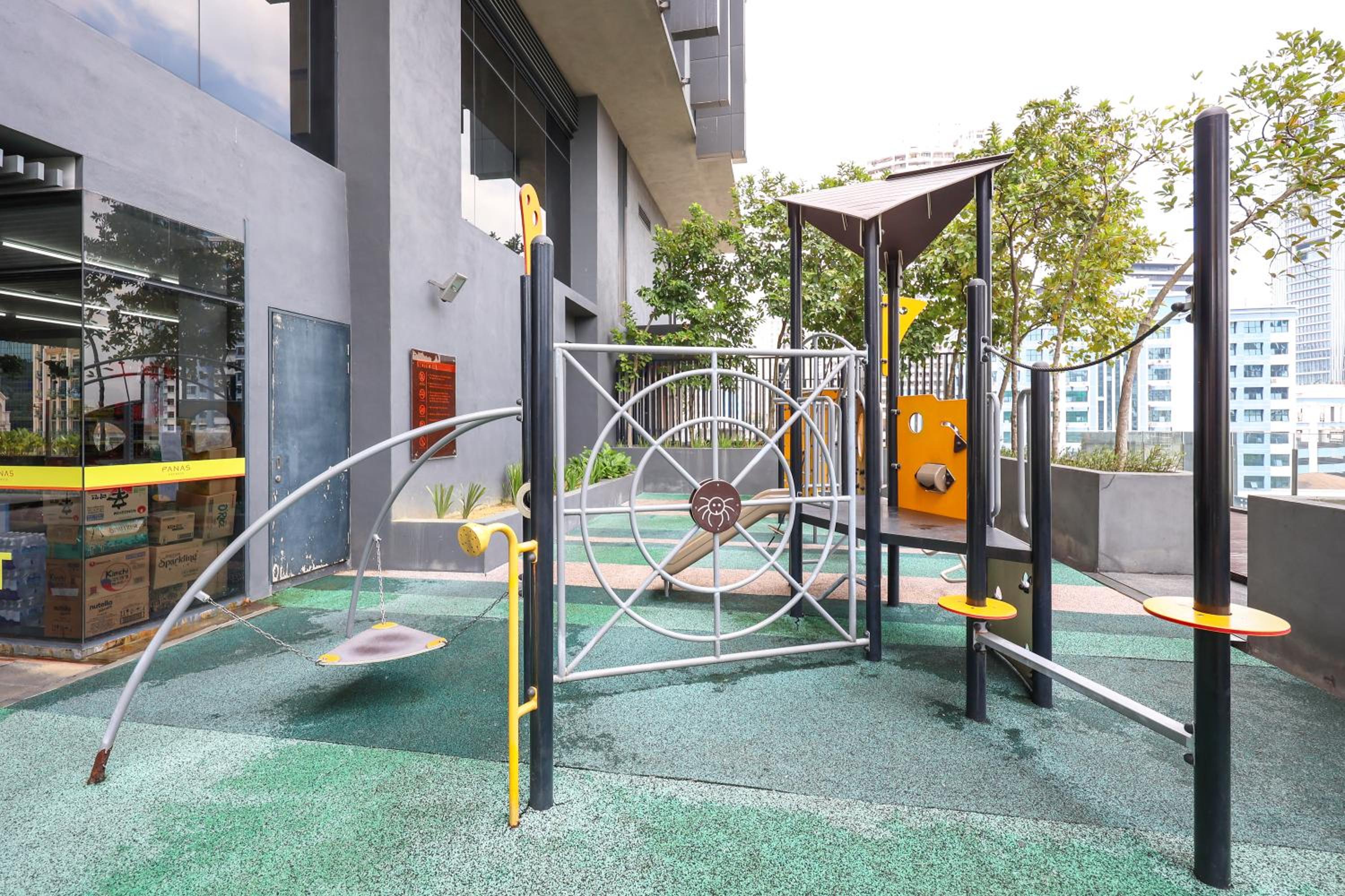 双子塔附近 高级泳池 二床 可住四人 大床