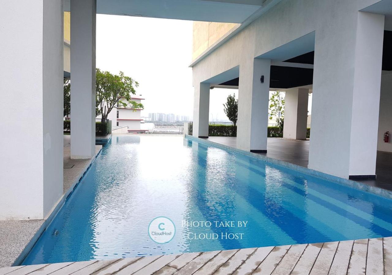 Family Apartment at Setia Walk Puchong, IOI Mall Puchong, LRT Station by Cloud Host photo 2