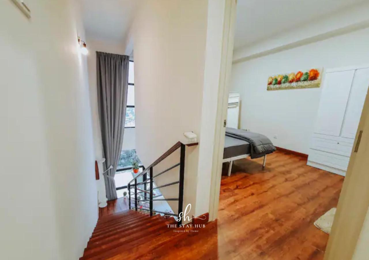 Arte Mont Kiara Luxury Suite with Heated Jacuzzi Pods - Free Parking - Next to MITEC- by The Stay Hub