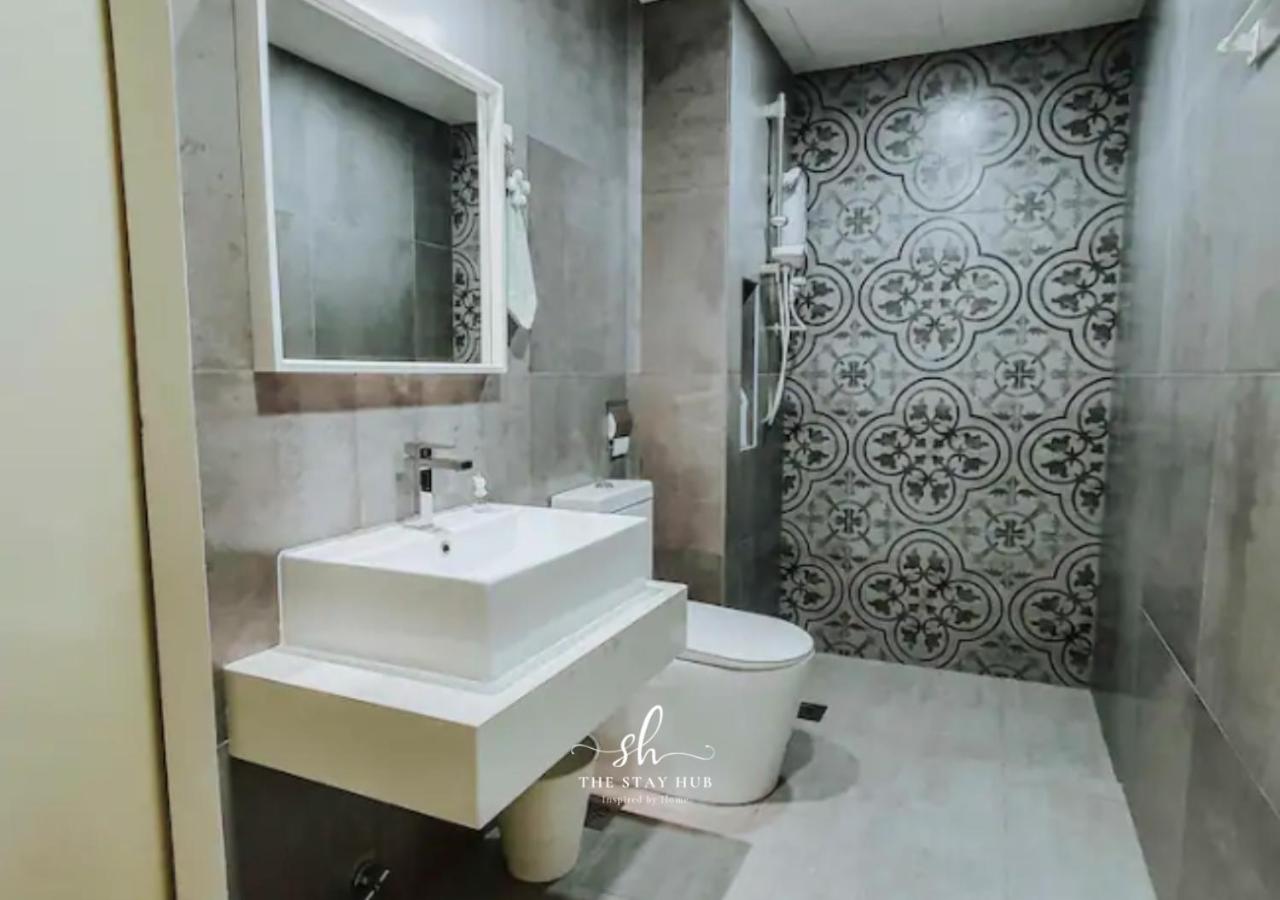 Arte Mont Kiara Luxury Suite with Heated Jacuzzi Pods - Free Parking - Next to MITEC- by The Stay Hub