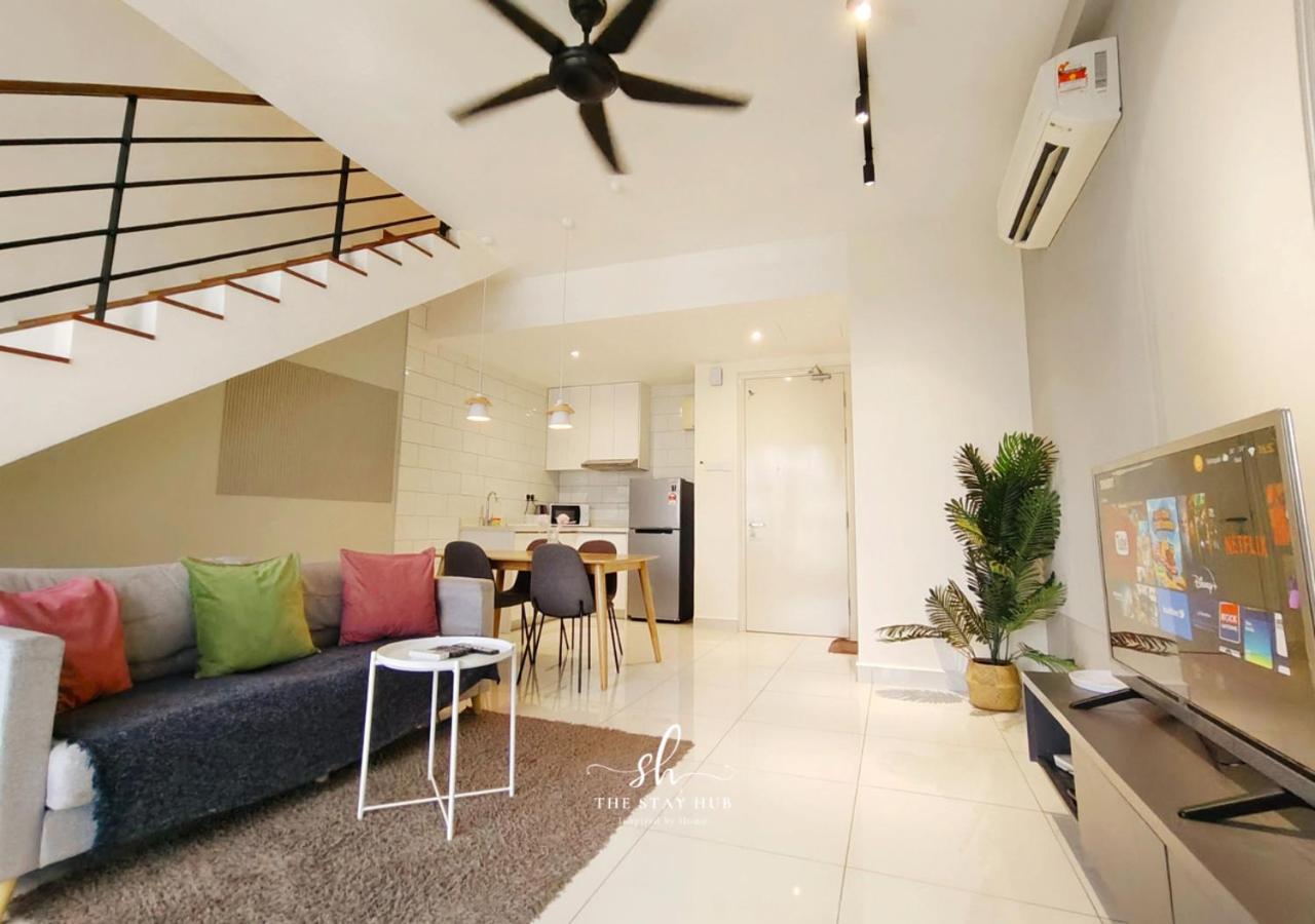 Arte Mont Kiara Luxury Suite with Heated Jacuzzi Pods - Free Parking - Next to MITEC- by The Stay Hub