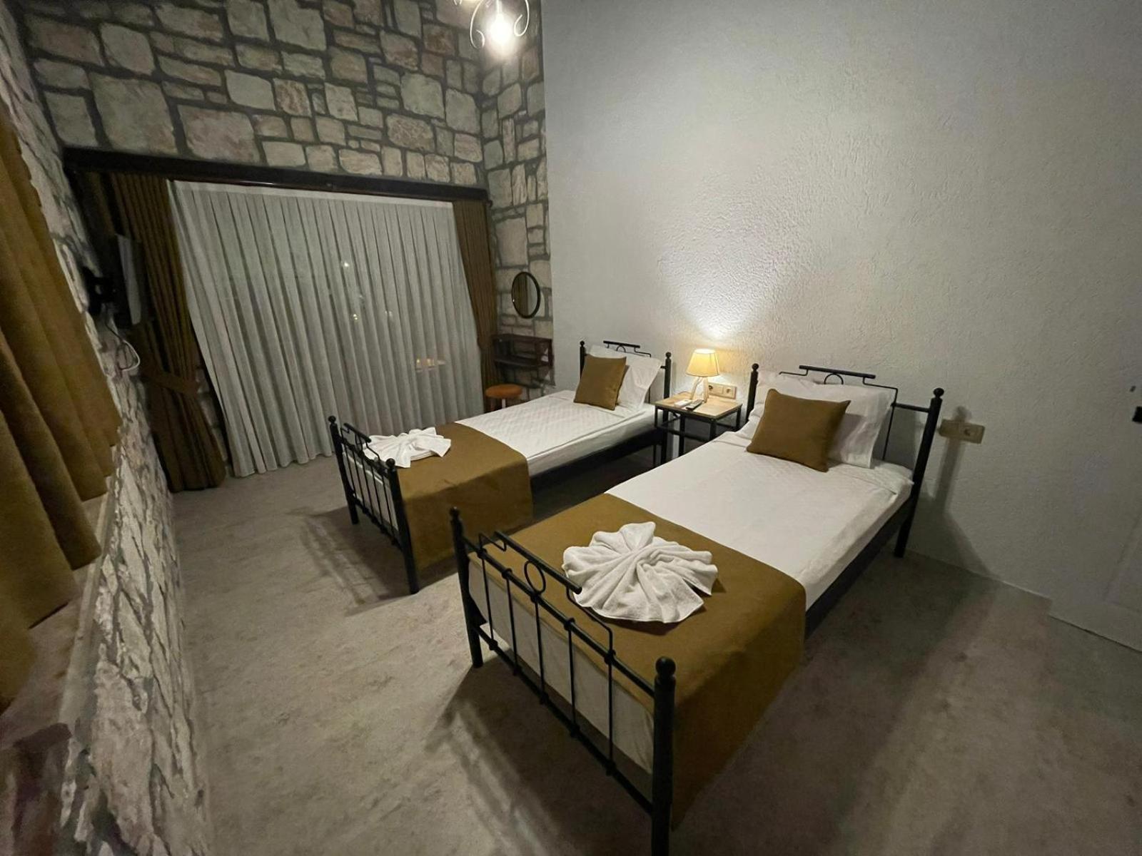 Gülyalı Konakları