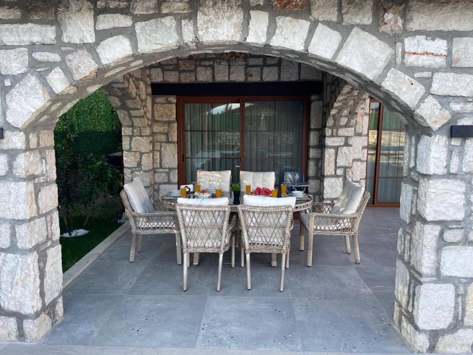 Gülyalı Konakları