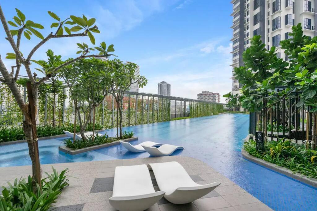 Nearby LRT Paradigm Mall 1 Comfort Bedroom photo 3