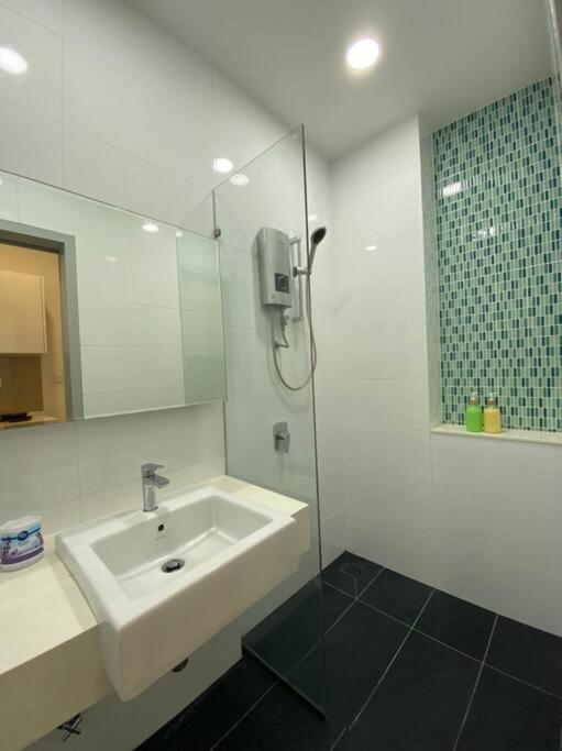 Nearby LRT Paradigm Mall 1 Comfort Bedroom photo 8
