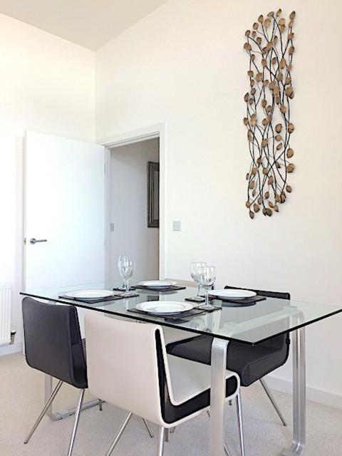 Penthouse - 2 Bed - 2 Bath - Free Parking