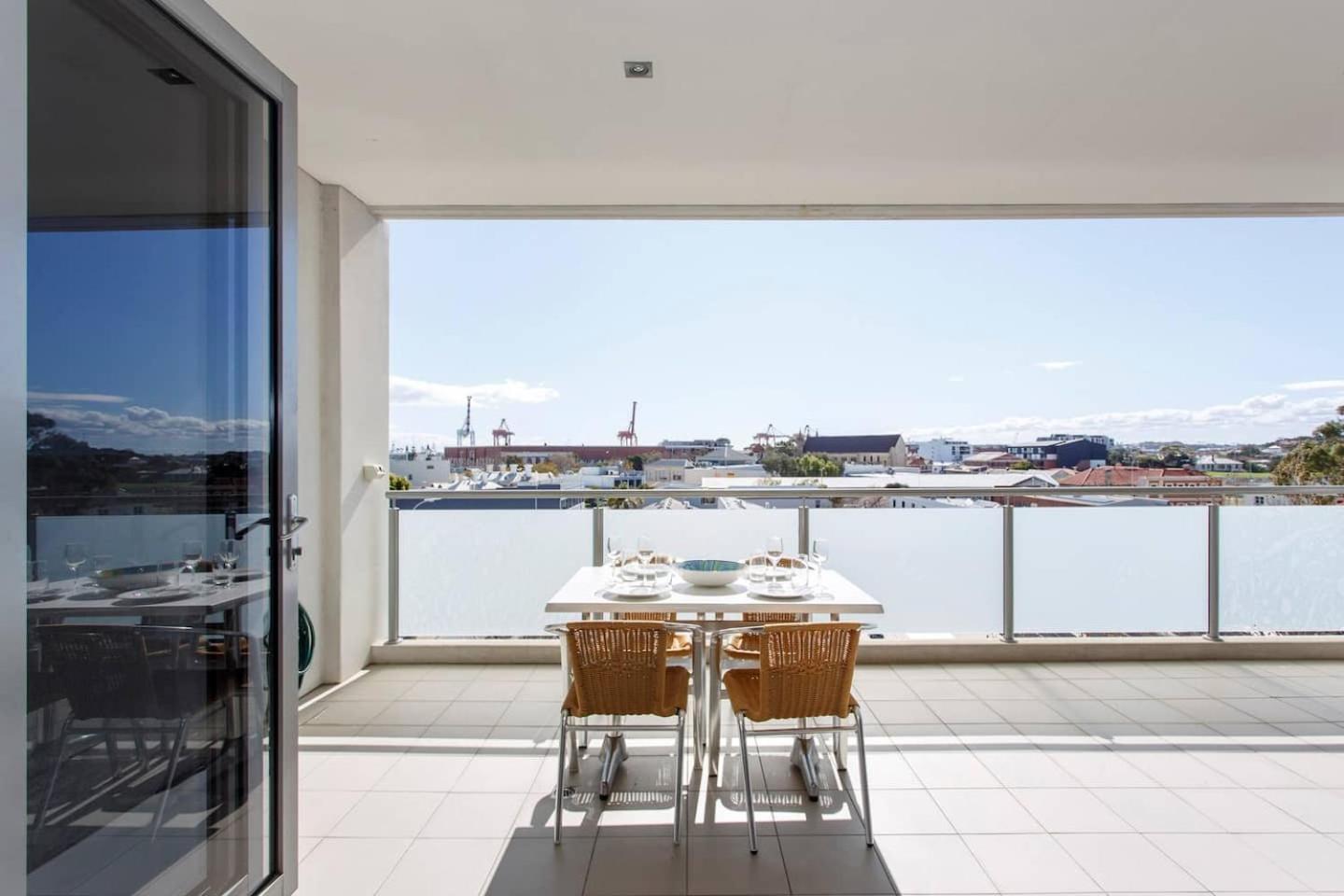 Freo Family Escape Pool, Port Views & Free Park