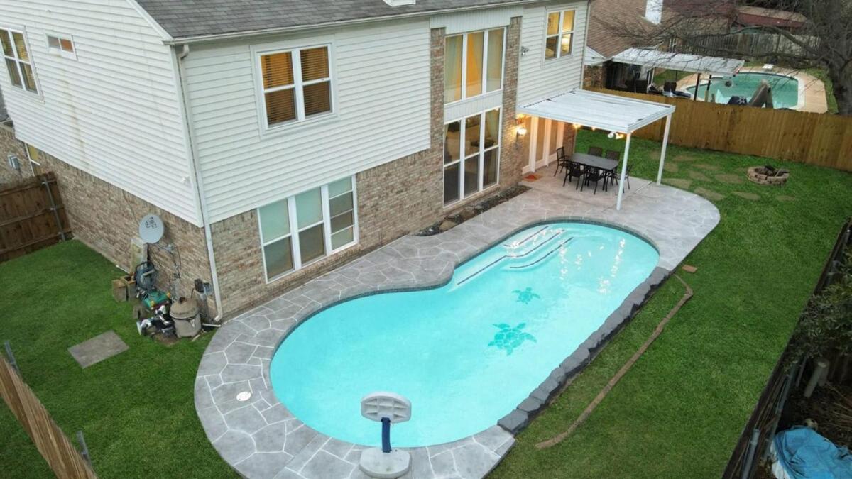 Captivating 5BR 2,5BA Holiday Home with Beautiful Pool & Patio view 3