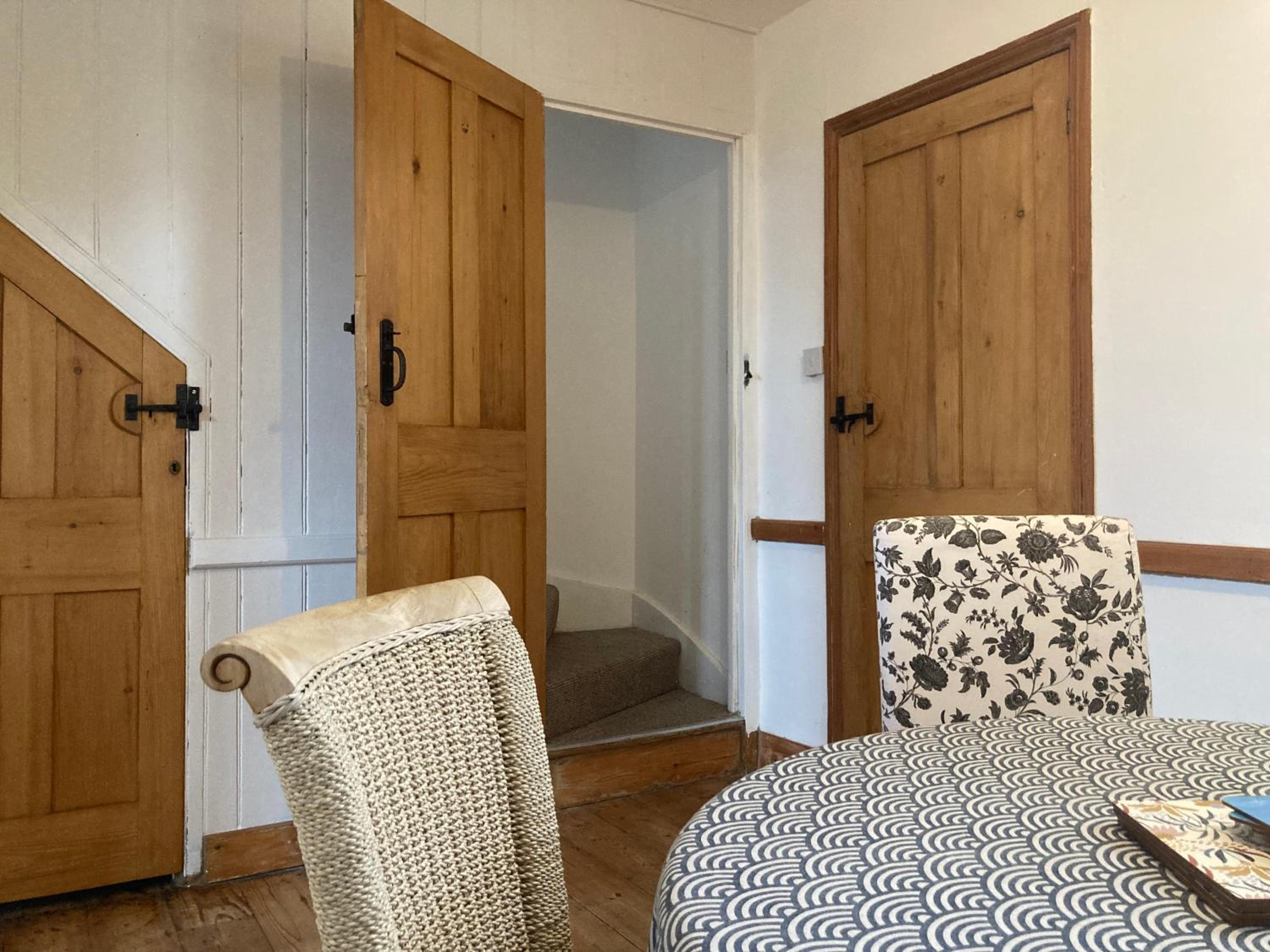 Cosy Coastguard Cottage right next to the sea