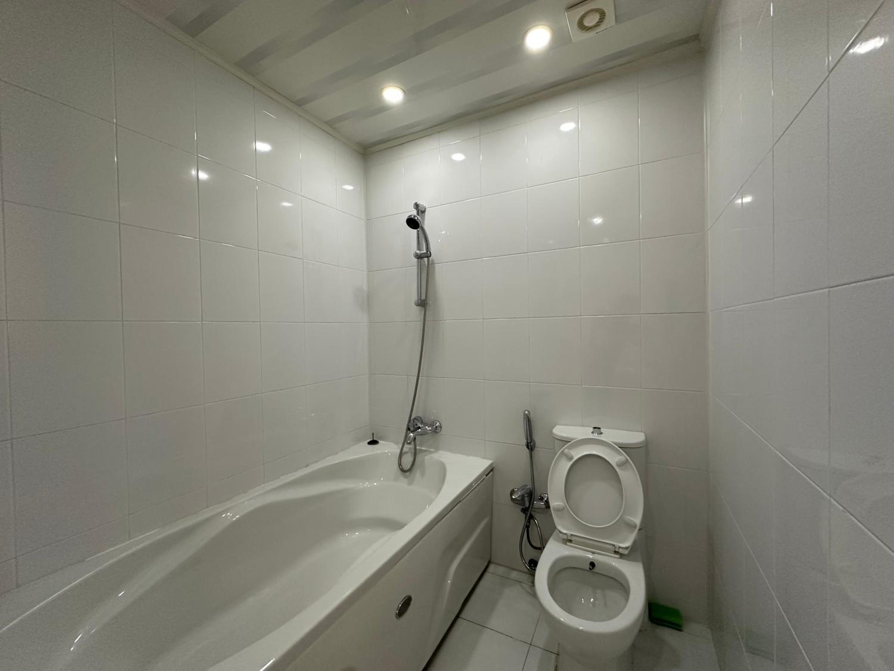 Spacious Yellow Villa with garden - up to 8 guests