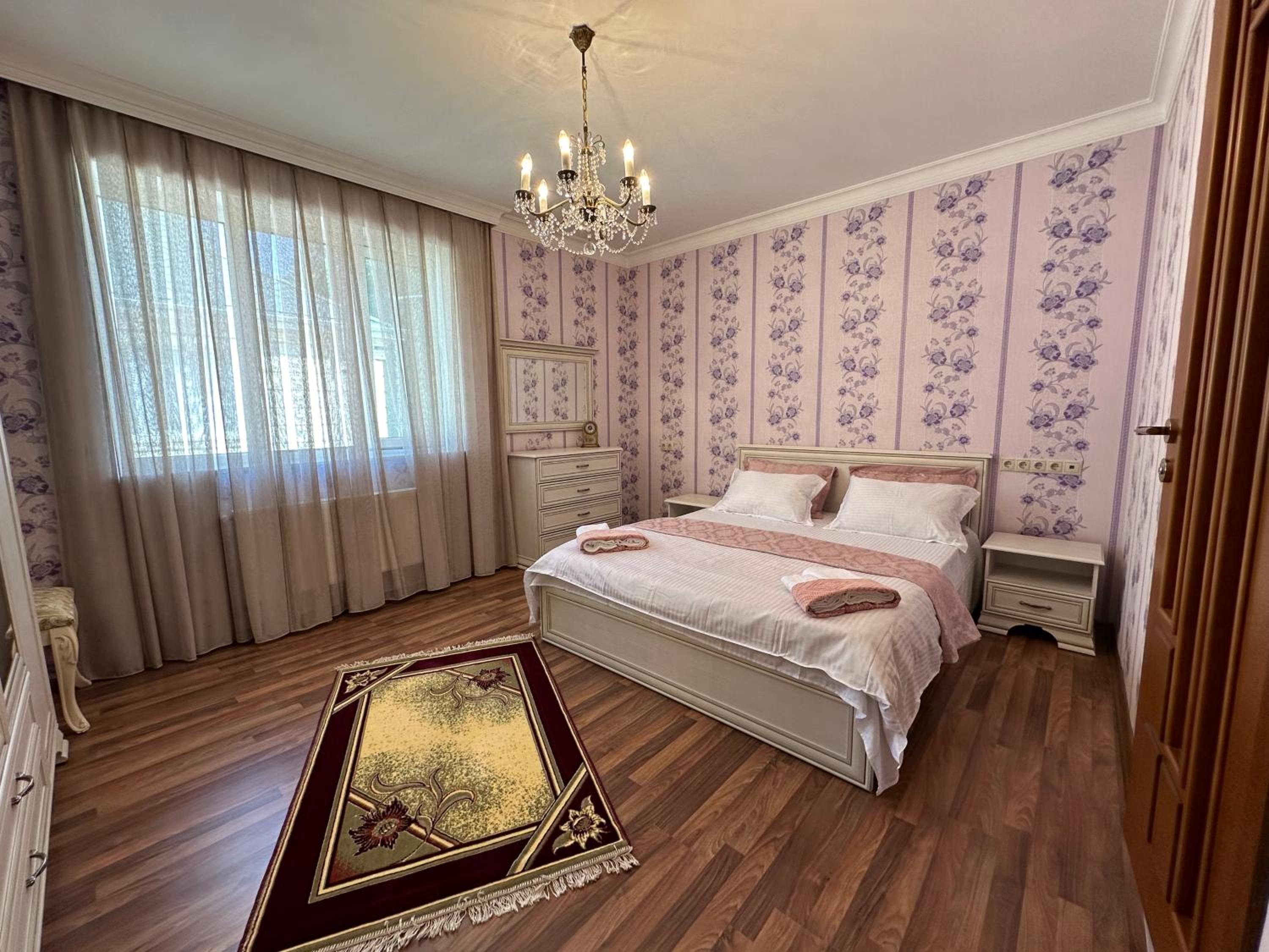 Spacious Yellow Villa with garden - up to 8 guests