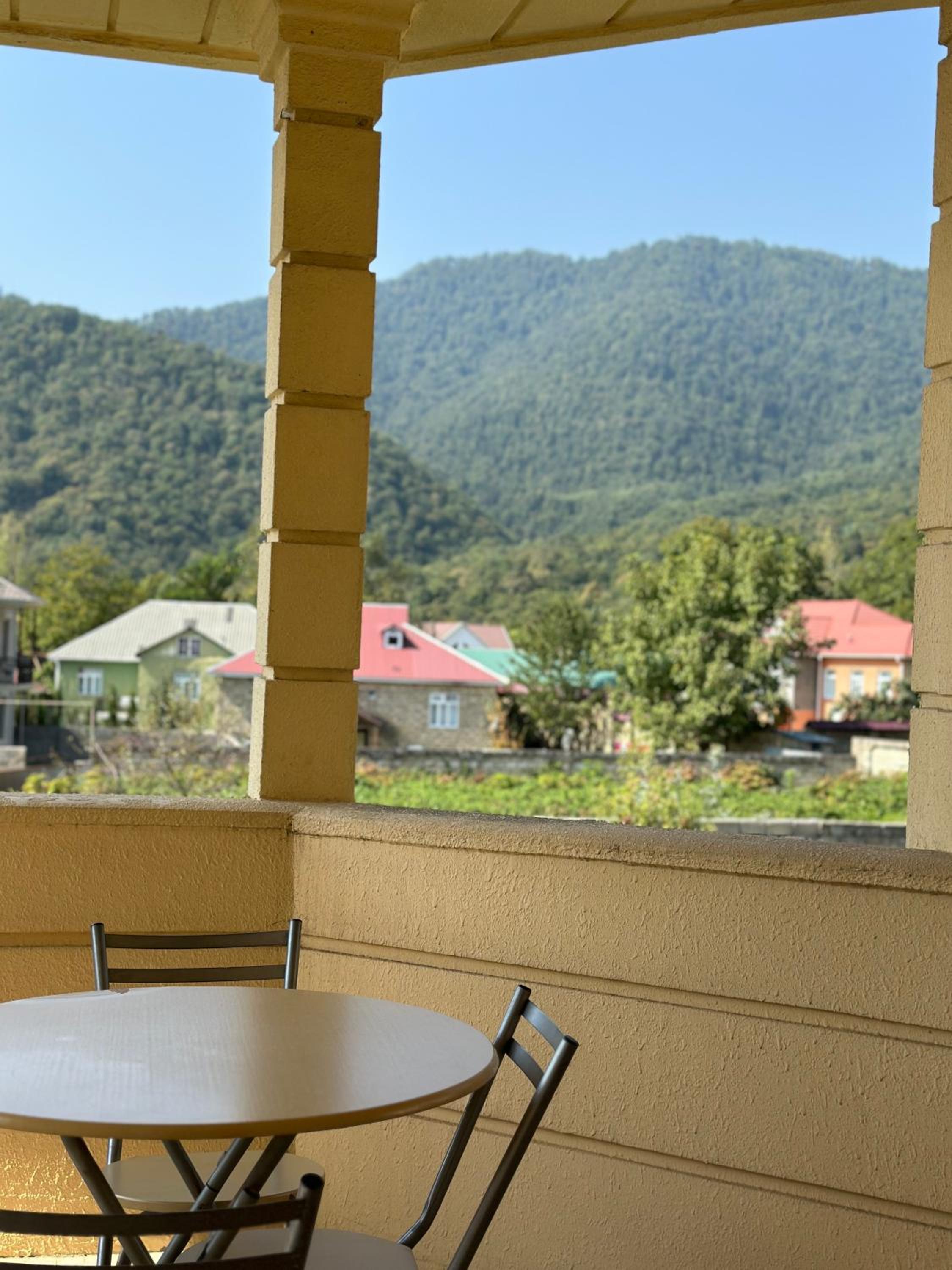 Spacious Yellow Villa with garden - up to 8 guests