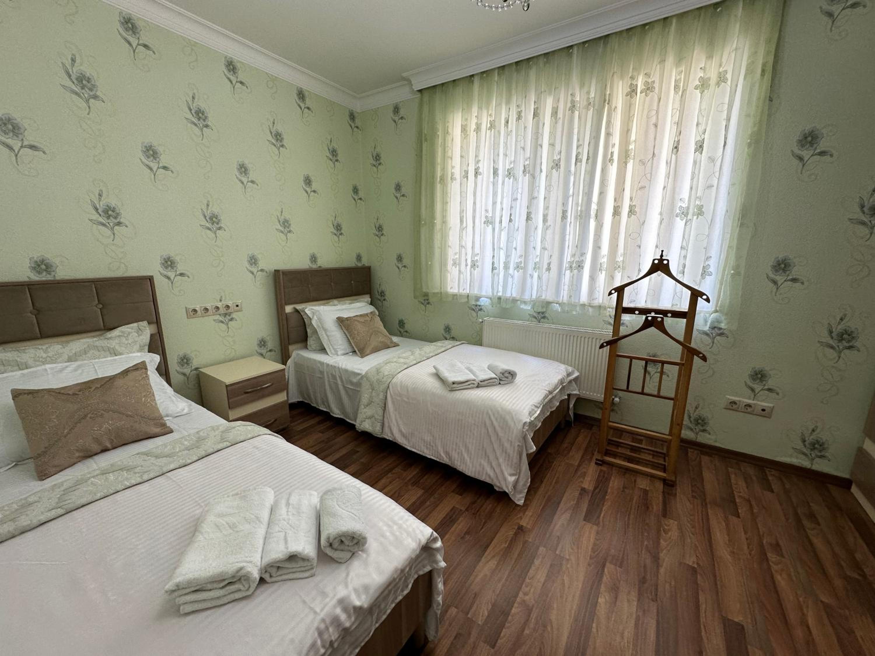Spacious Yellow Villa with garden - up to 8 guests