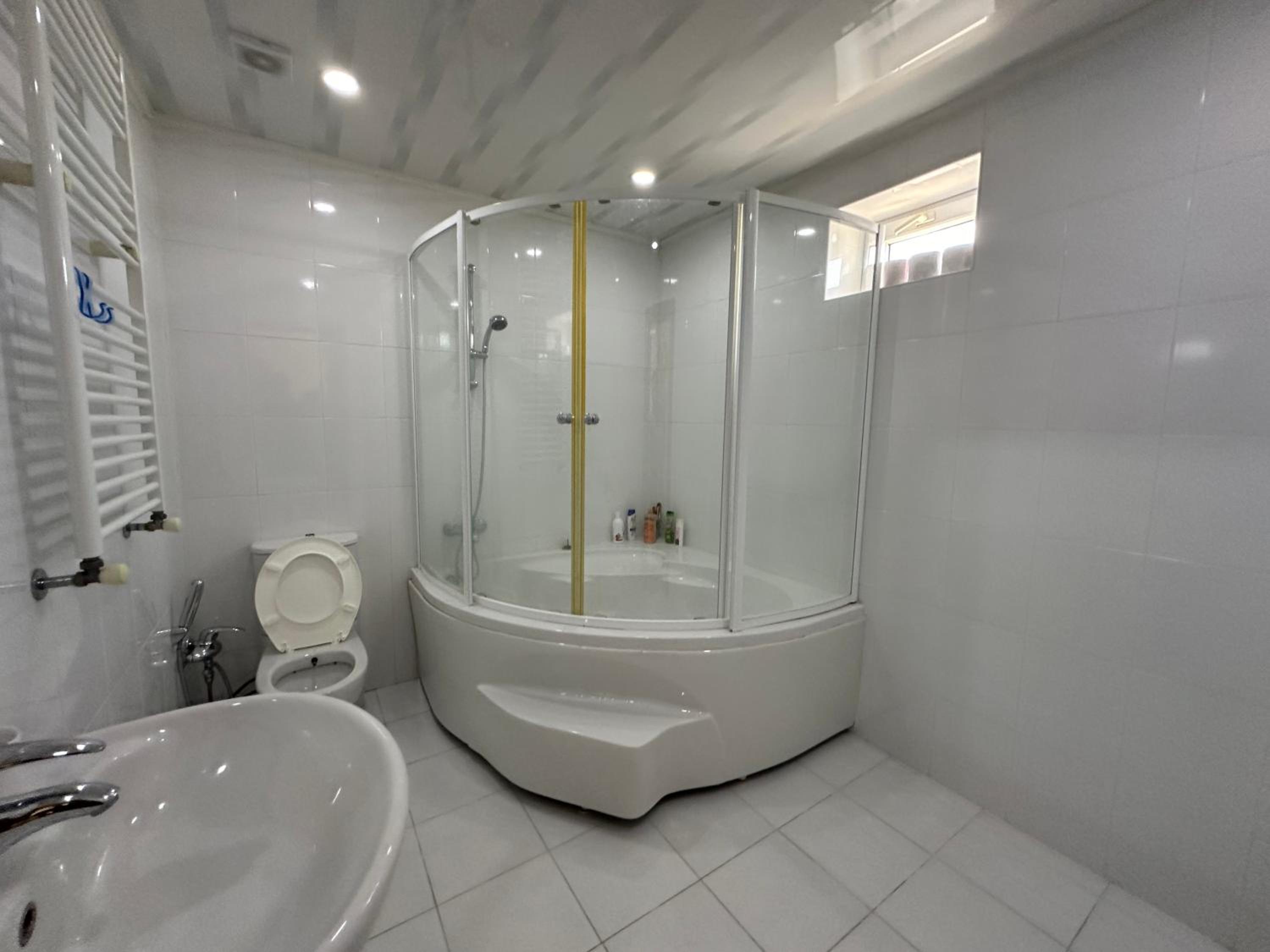 Spacious Yellow Villa with garden - up to 8 guests