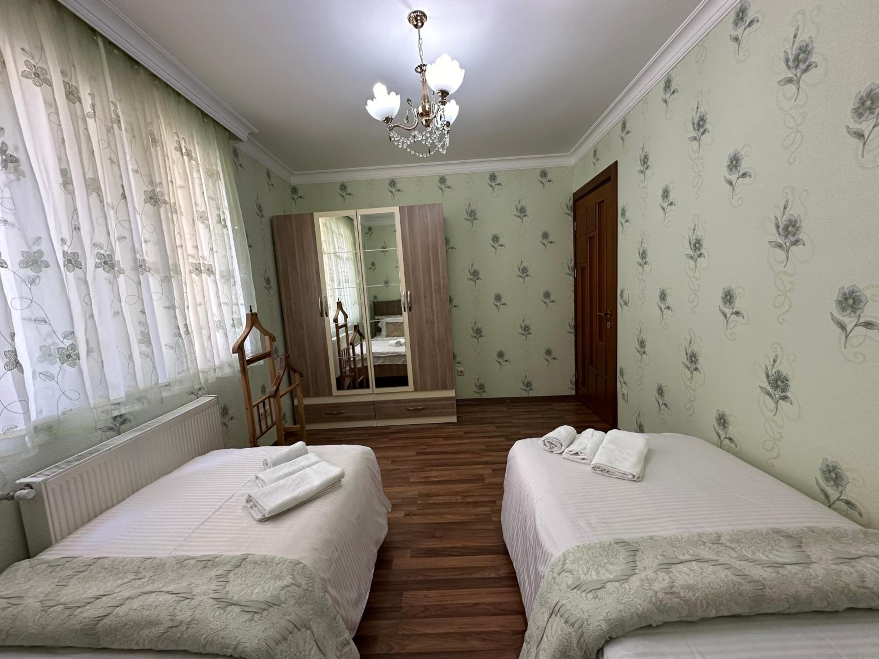 Spacious Yellow Villa with garden - up to 8 guests