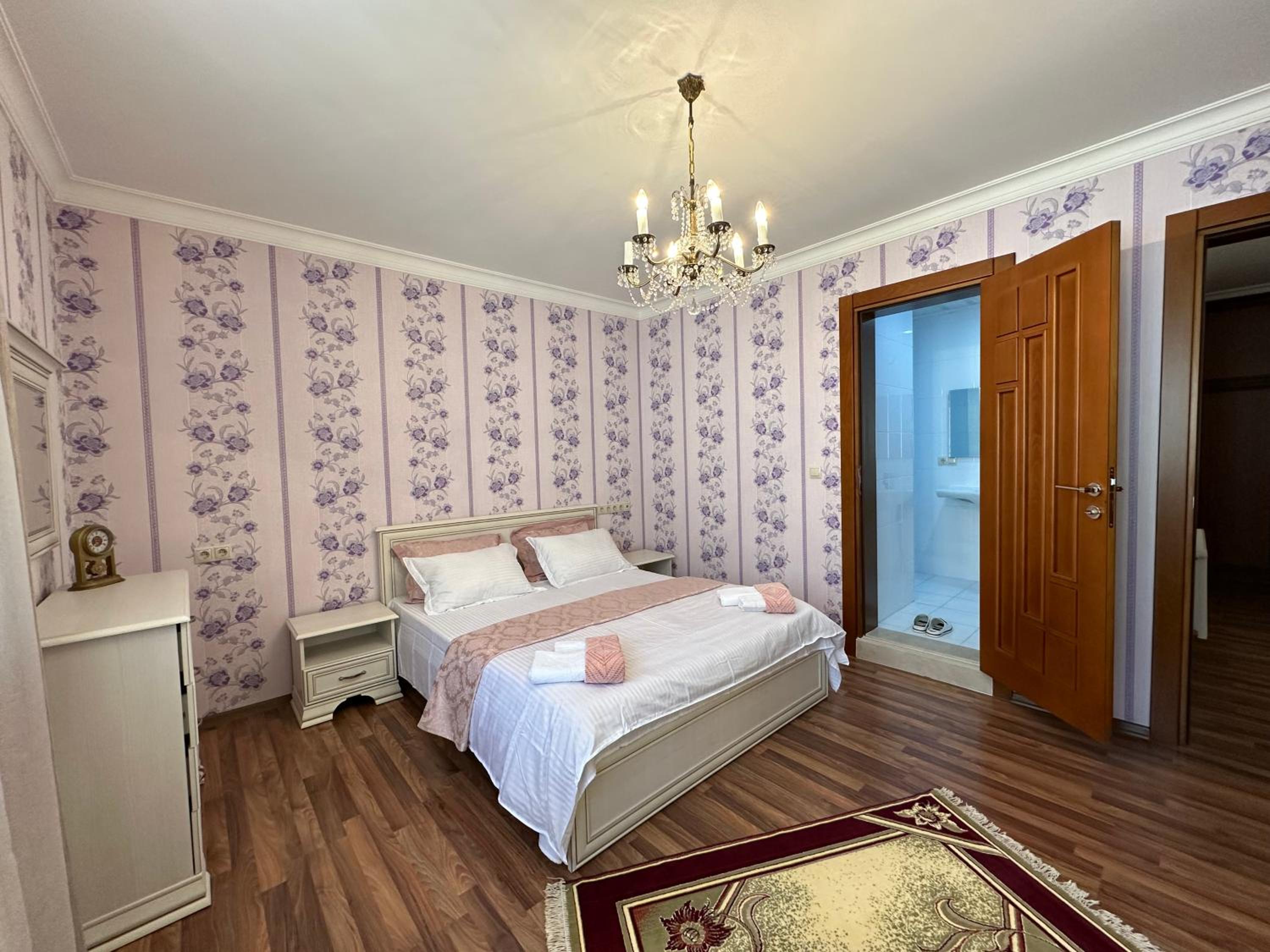 Spacious Yellow Villa with garden - up to 8 guests
