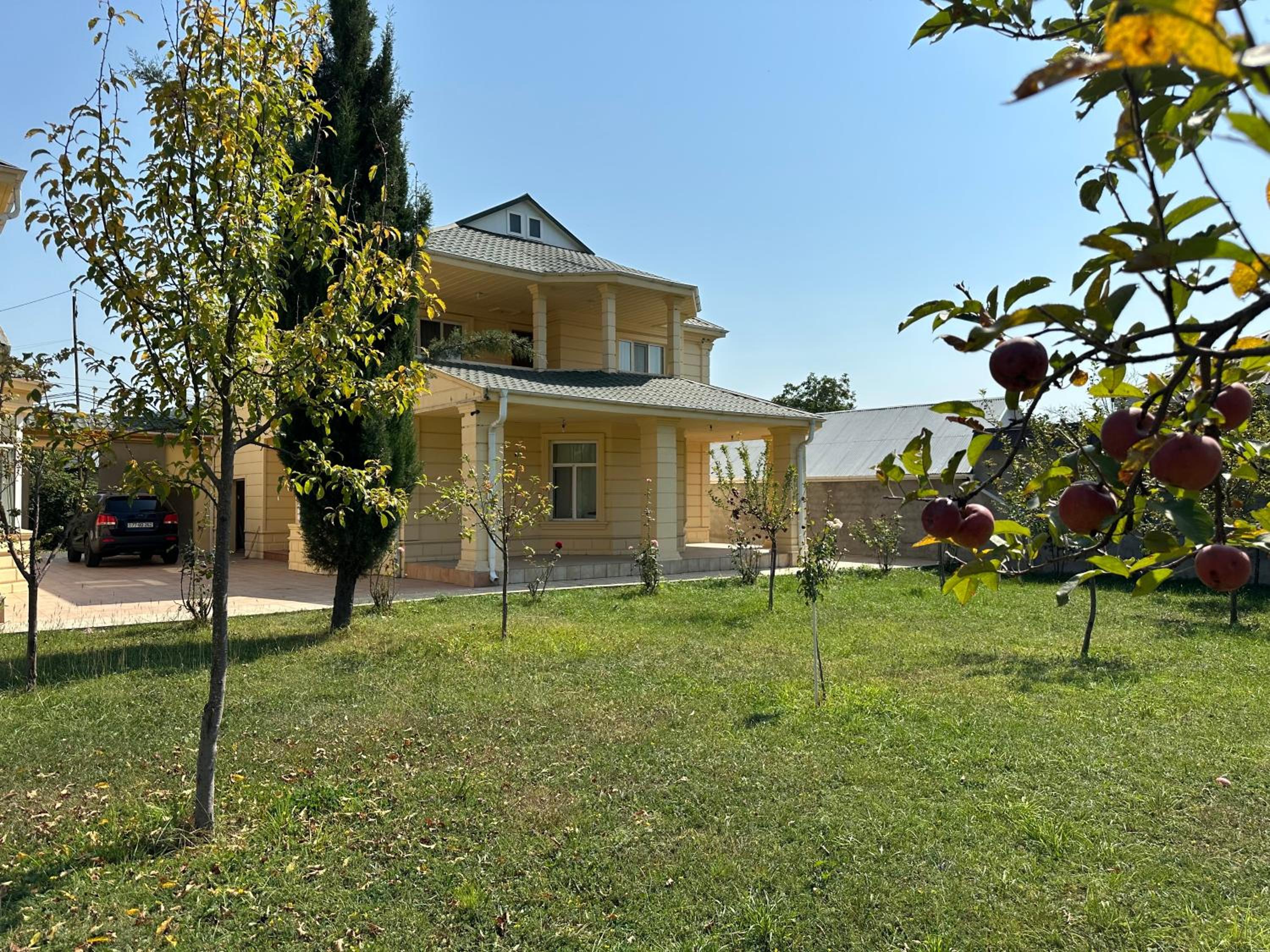 Spacious Yellow Villa with garden - up to 8 guests