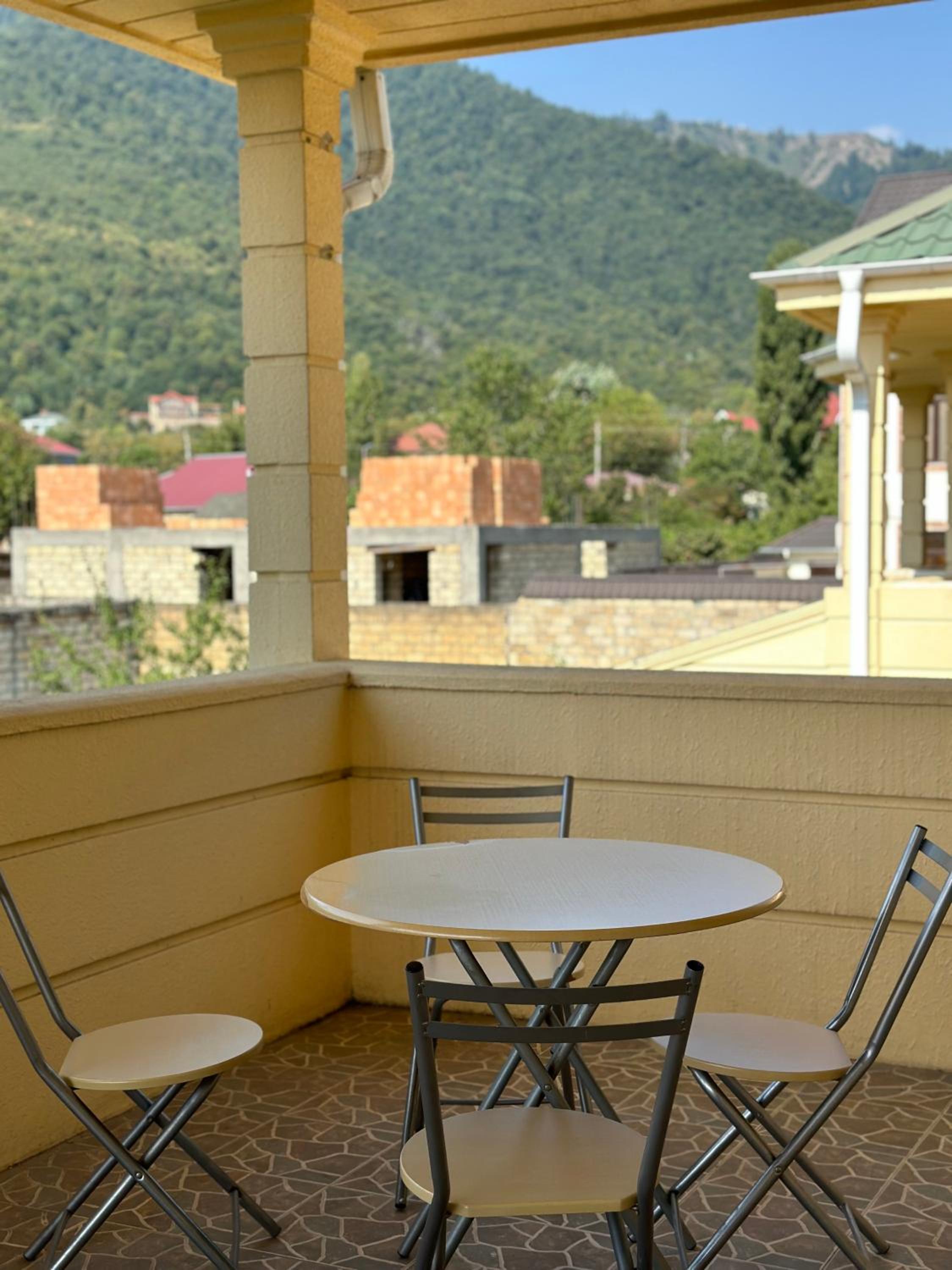Spacious Yellow Villa with garden - up to 8 guests