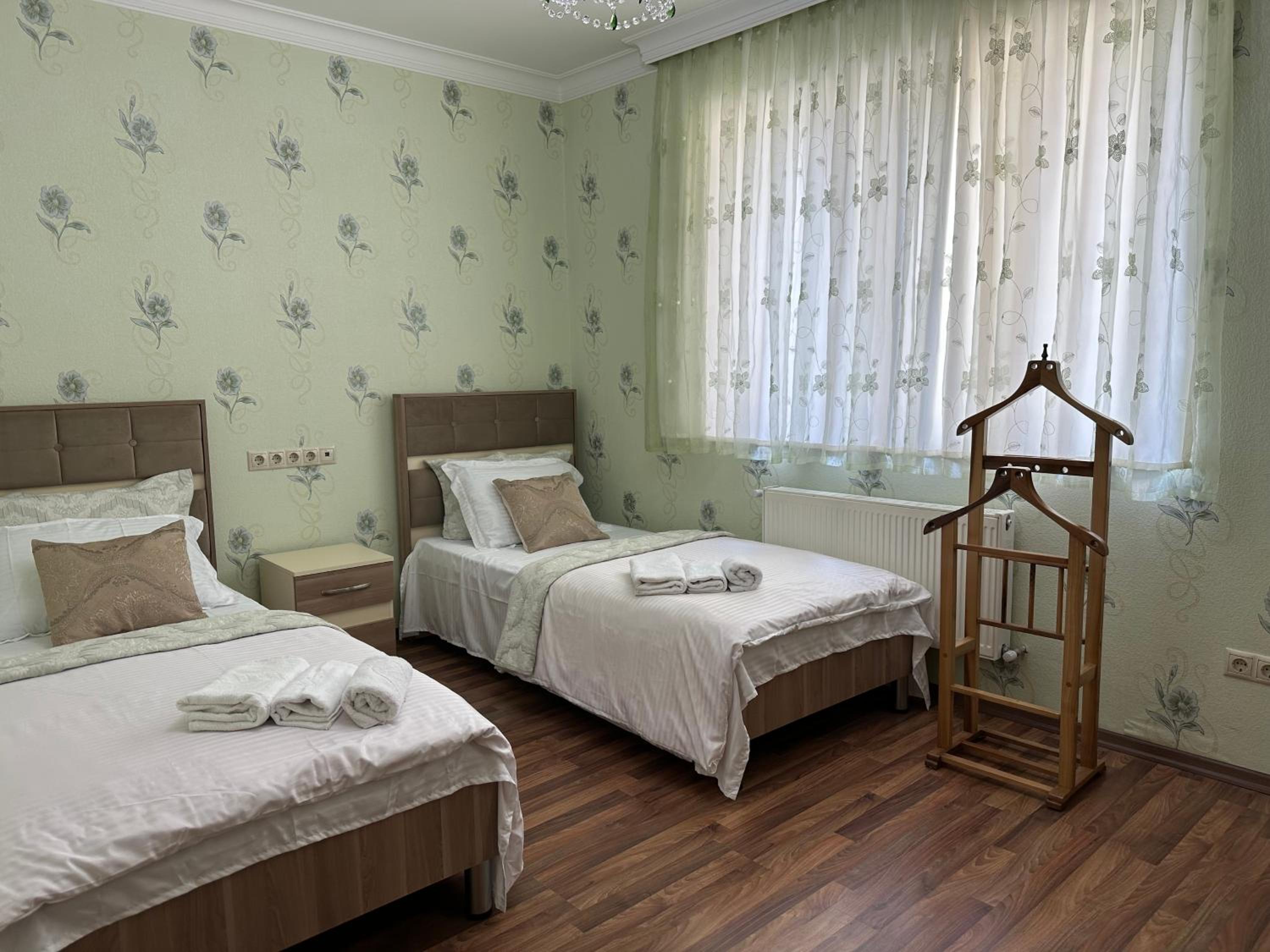 Spacious Yellow Villa with garden - up to 8 guests