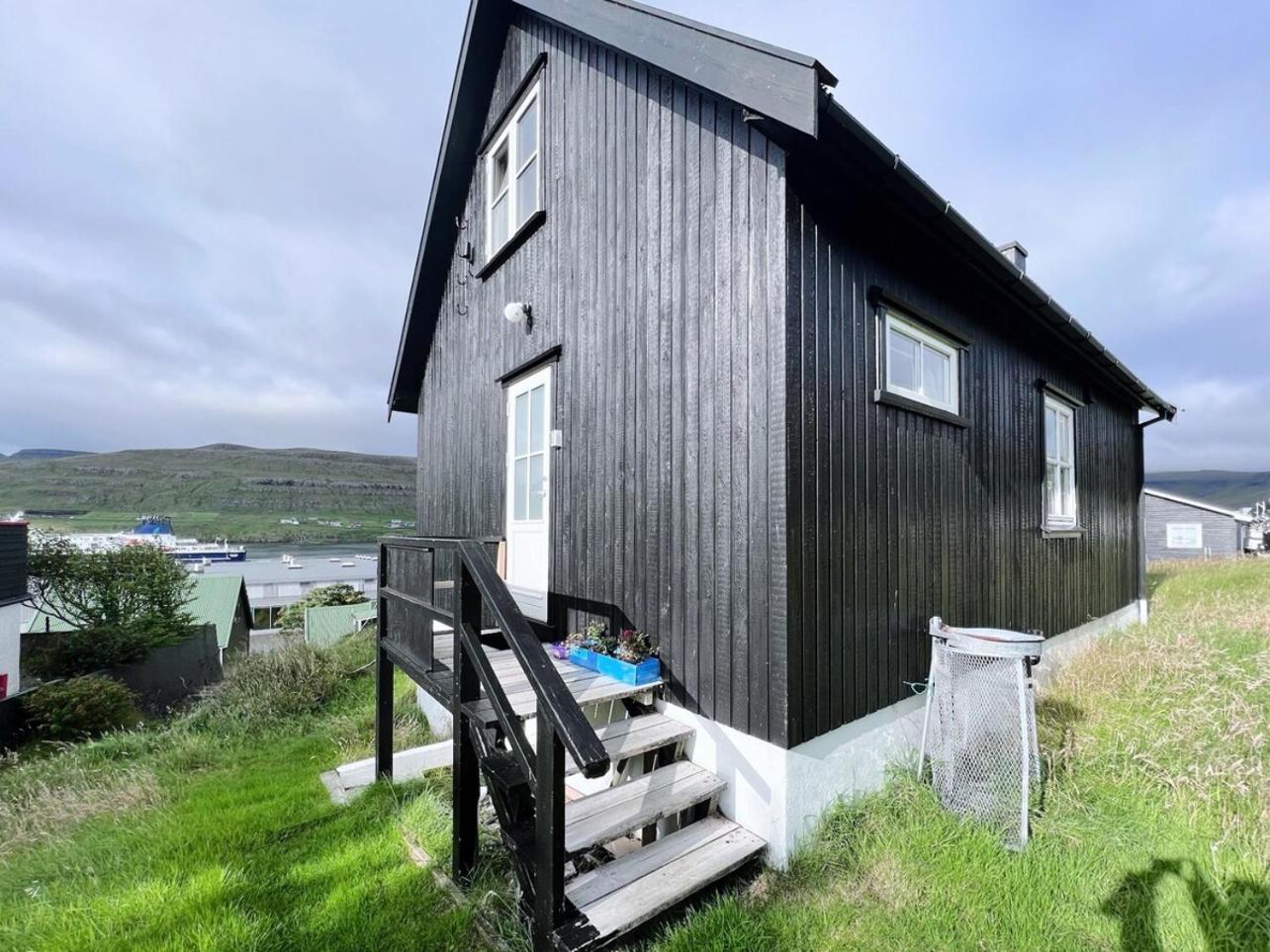 Charming 3-Bedroom Home with Stunning Fjord Views view 3