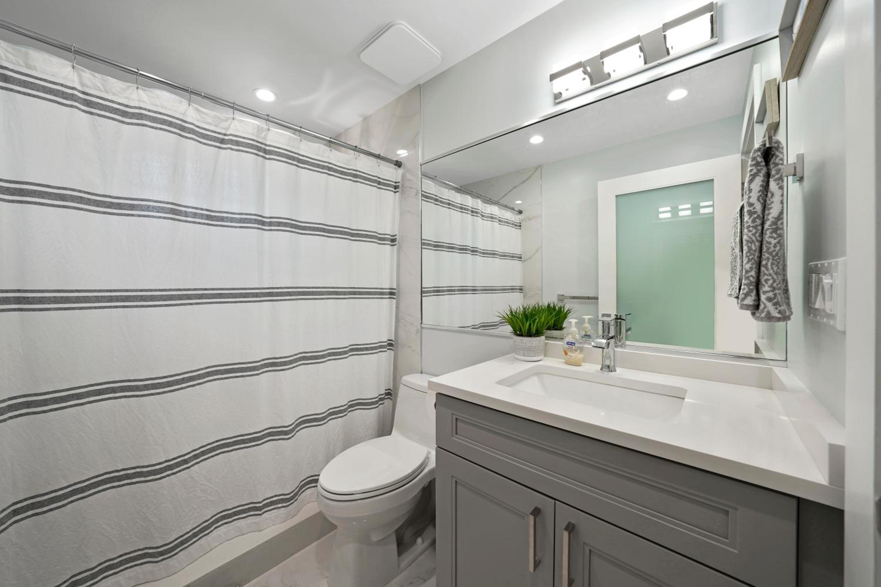 East Beach Apart by Dream Vacation unit 2 view 3